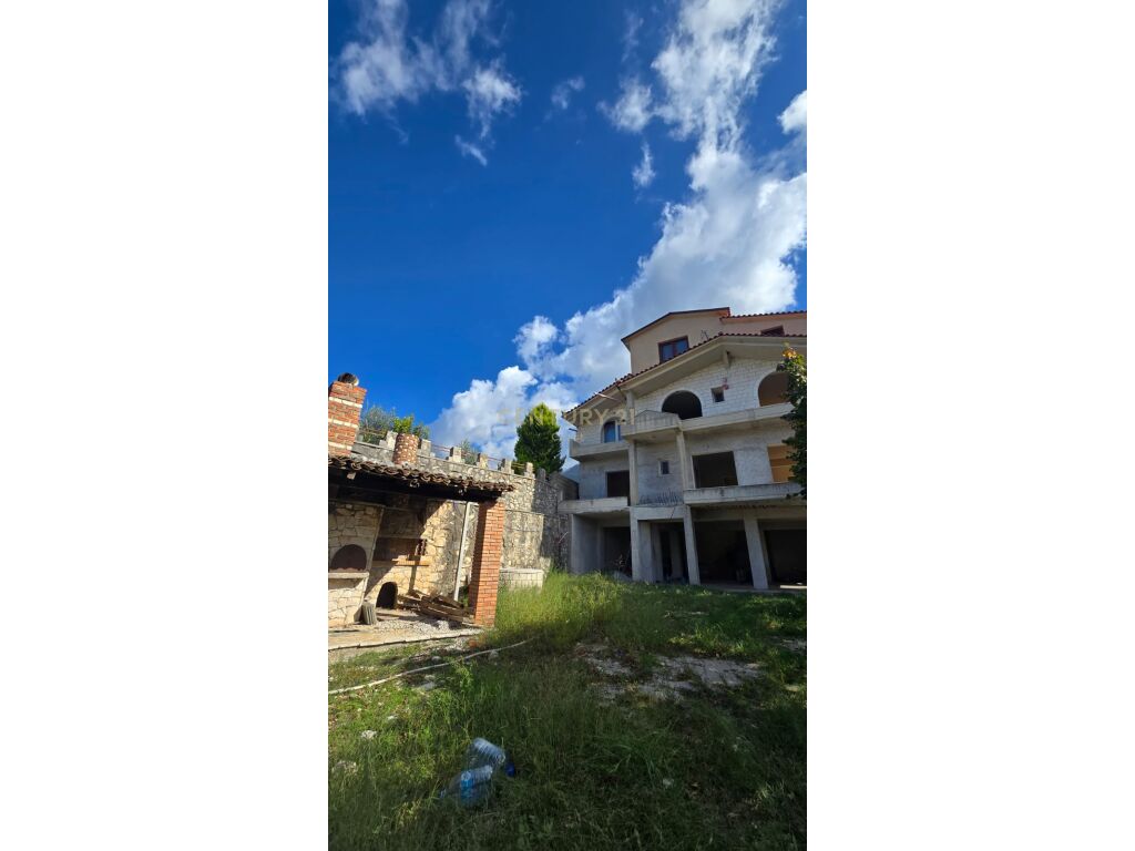 SCHNÄPPCHEN!!! VILLA ZU VERKAUFEN IN TRAGJAS, VLORE!!
