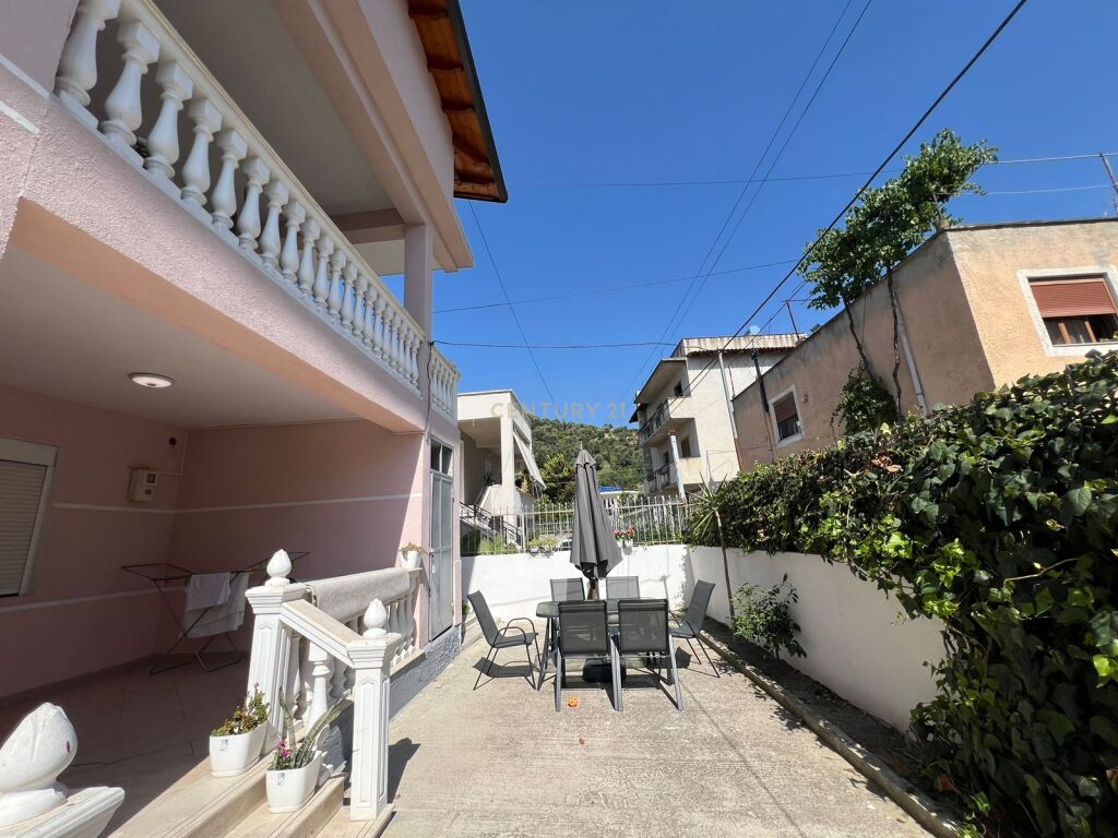 3-stöckige Villa zum Verkauf in der Nähe von Lungomare, Vlorë