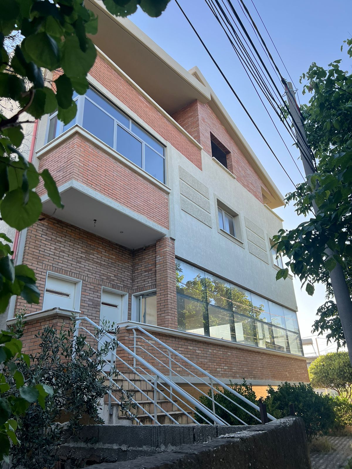Wir verkaufen eine 4-stöckige Villa im Viertel Kushtrimi, Vlorë