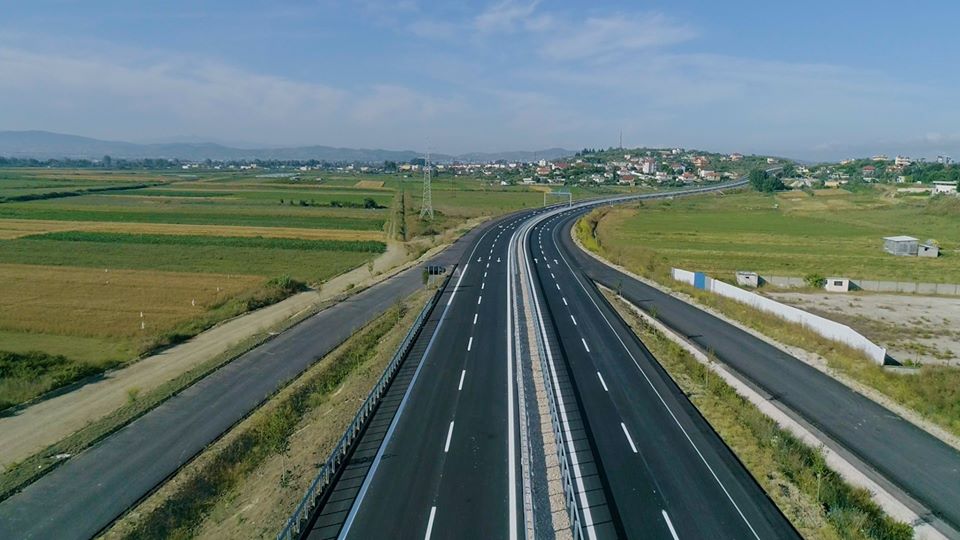GRUNDSTÜCK ZU VERKAUFEN AN DER AUTOBAHN VLORE - FIER!!!