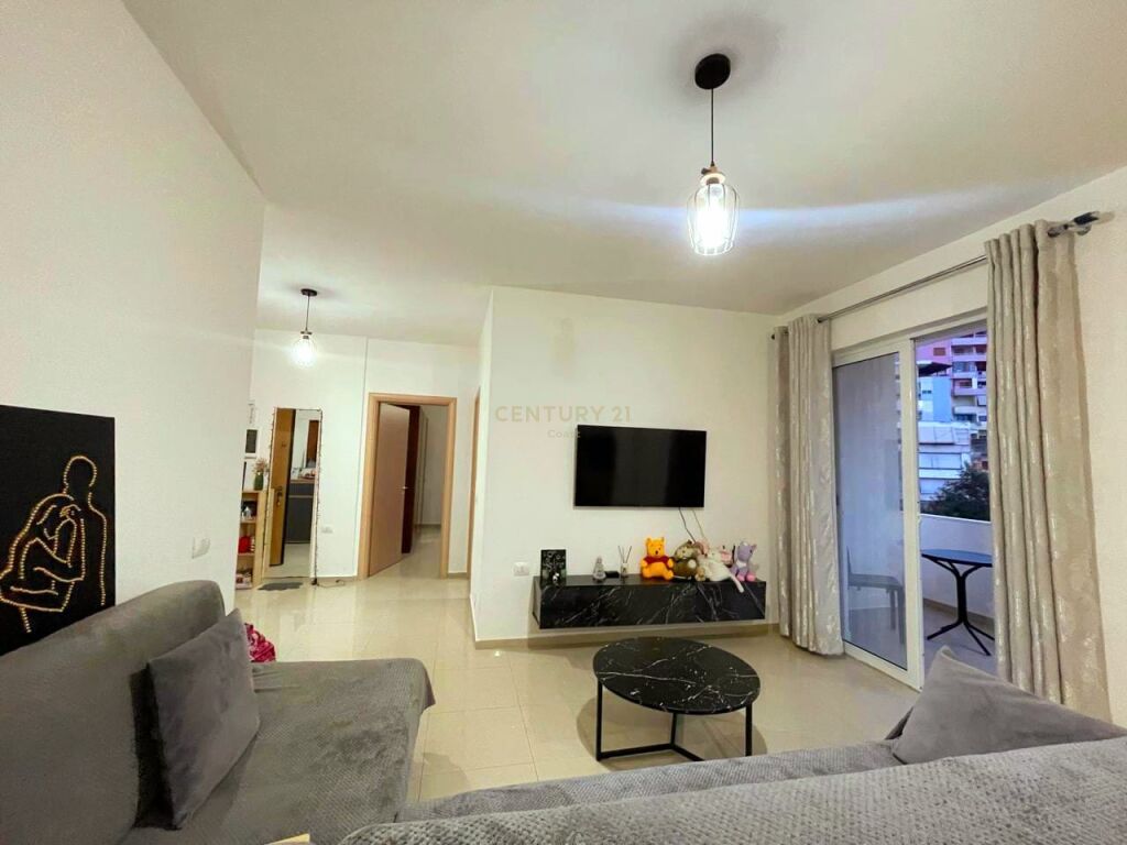 1+1 WOHNUNG ZU VERKAUFEN NAHE ALI DEMI GYMNASIUM, VLORA!