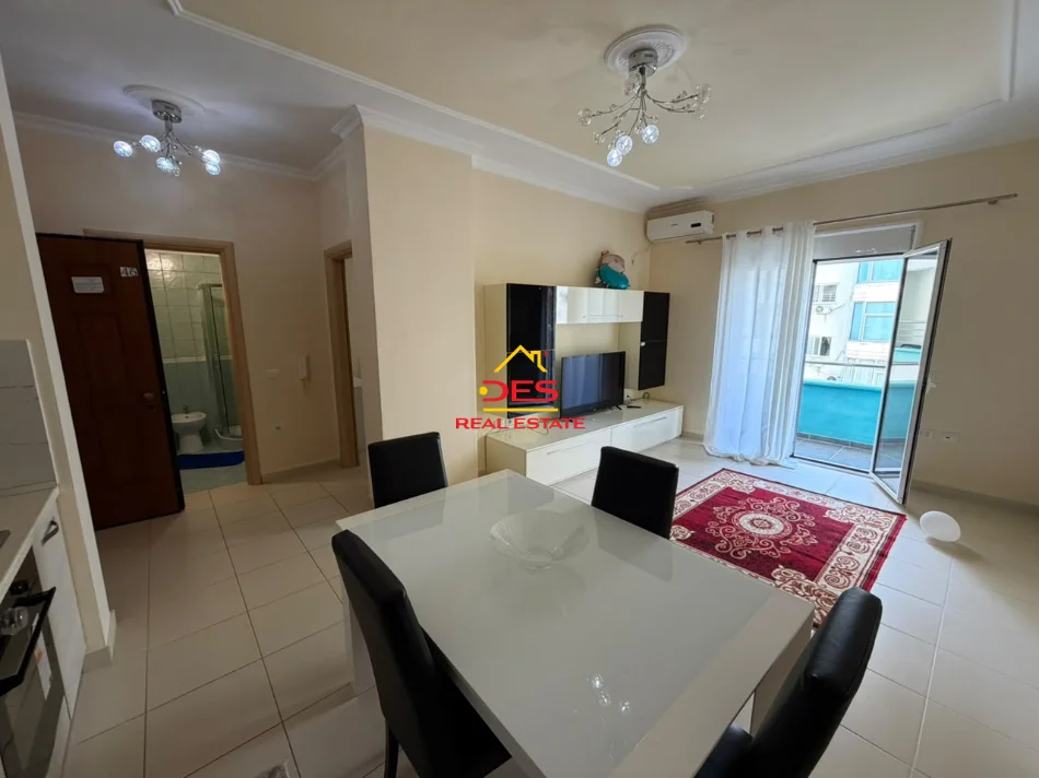 Vlore, jepet me qera apartament 1+1+Ballkon Kati 4, 70 m² 380 € (Lungomare)