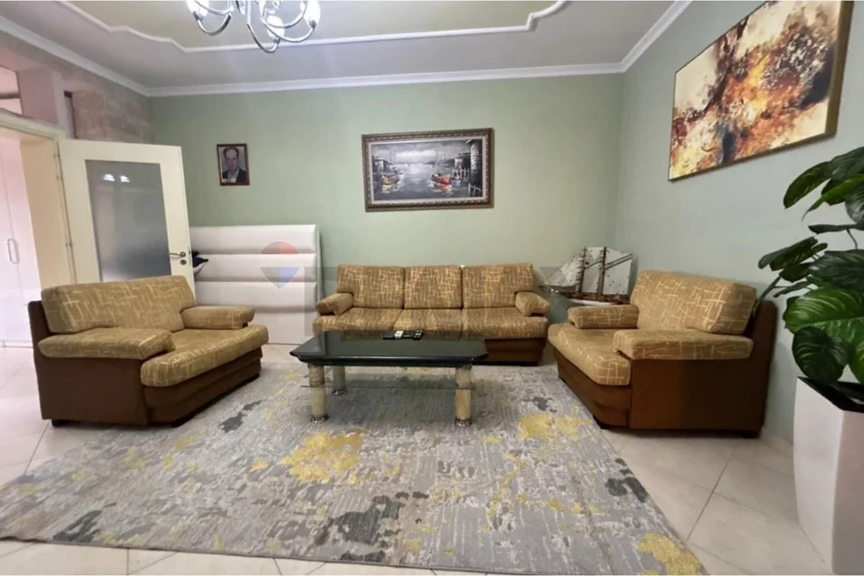 Vlore, jepet me qera apartament 1+1+Ballkon Kati 2, 75 m² 400 € (Rruga Gjergj Kastrioti (Transballkanike), pran Voles, Vlore)